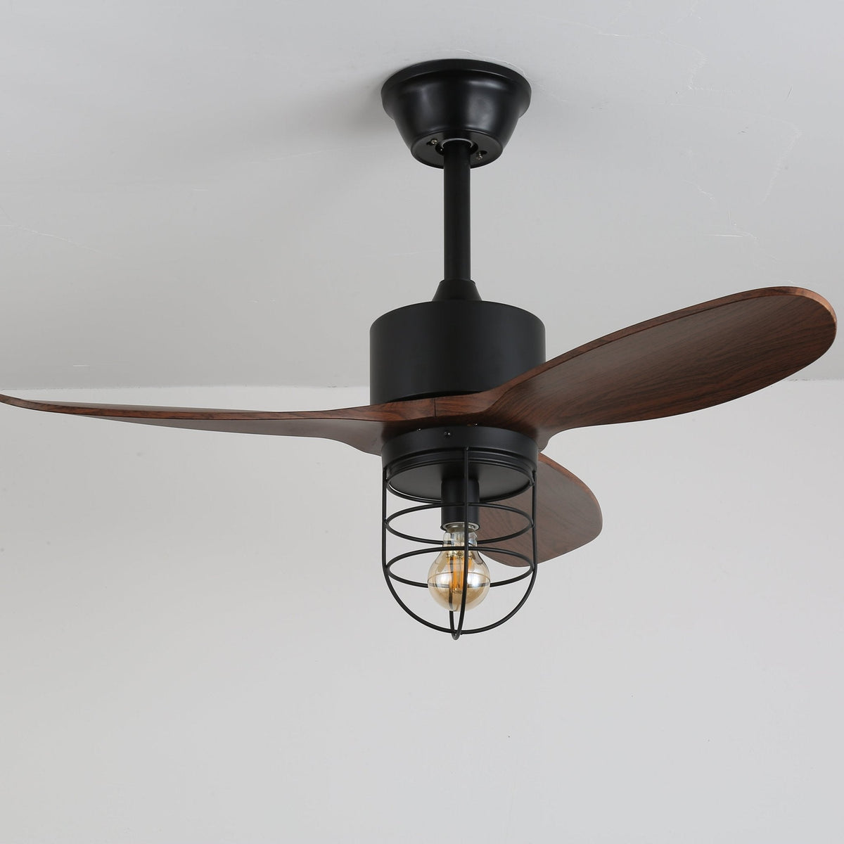 Ventilador de techo con luz Ladria en un loft industrial – imagen 18