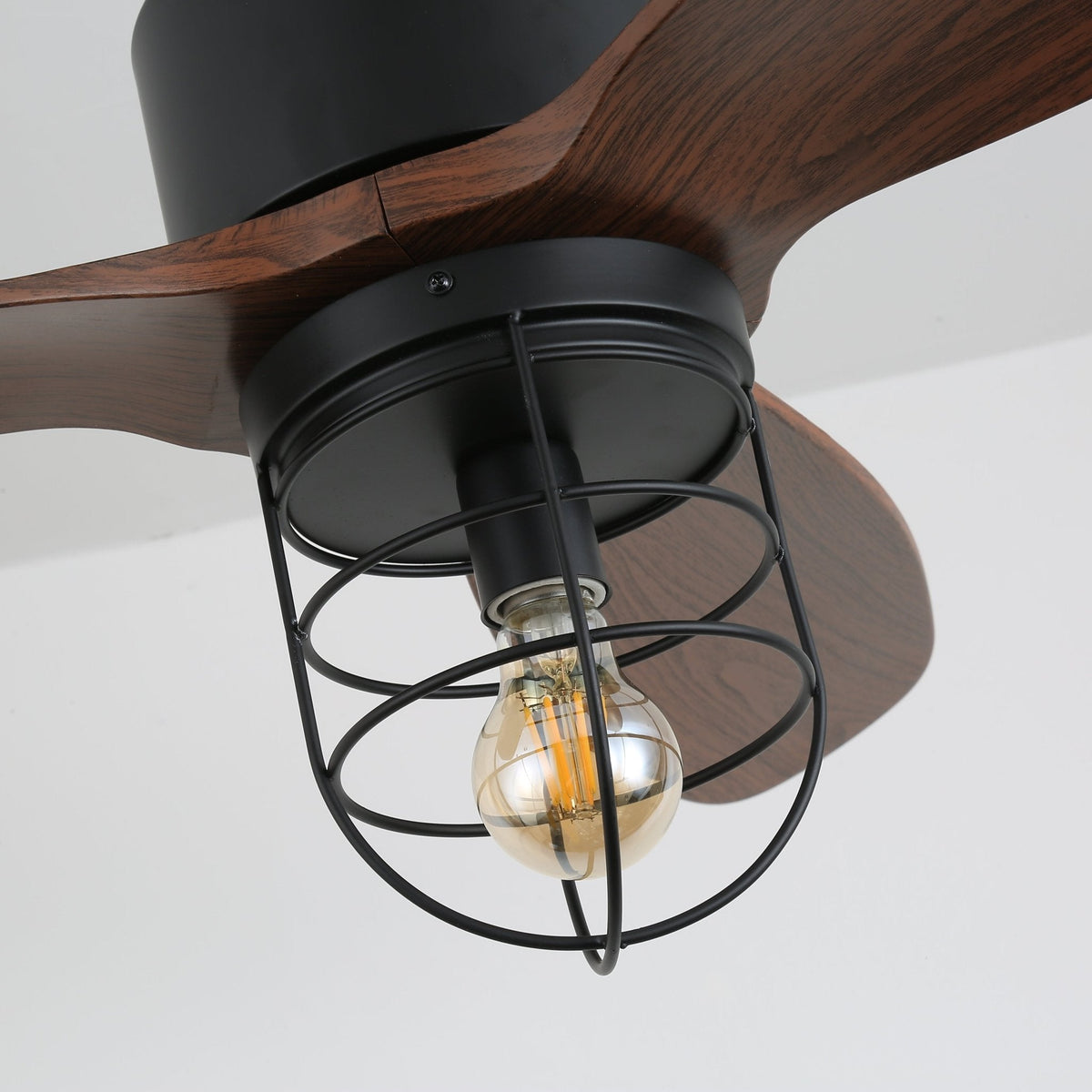 Ventilador de techo con luz Ladria en un loft industrial – imagen 10