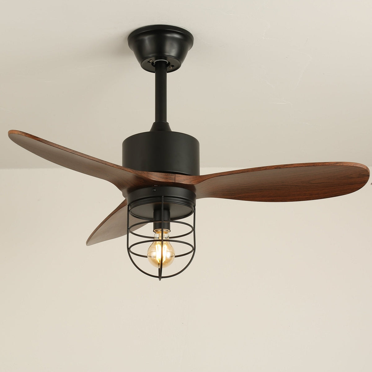 Ventilador de techo con luz Ladria en un loft industrial – imagen 14