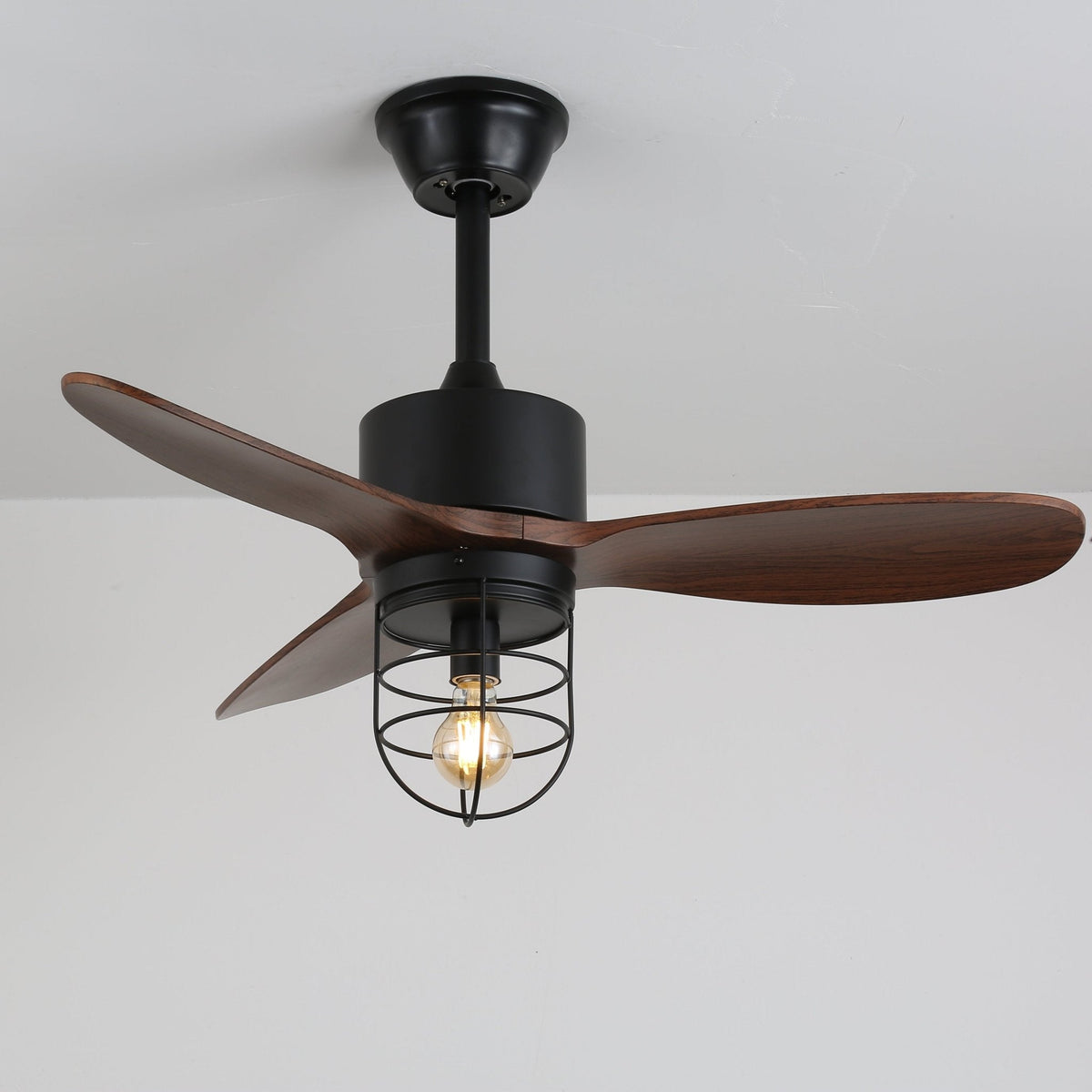 Ventilador de techo con luz Ladria en un loft industrial – imagen 22