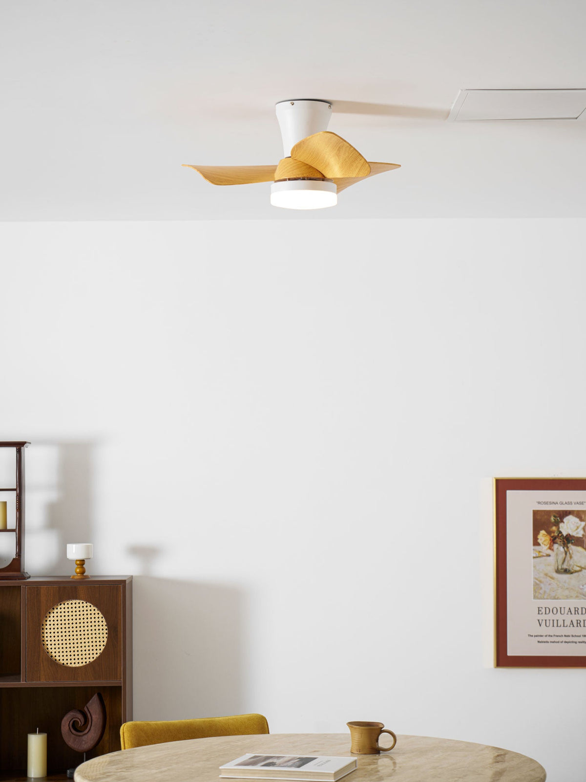 Ventilador de techo con luz Lirena en un dormitorio sereno – imagen 10