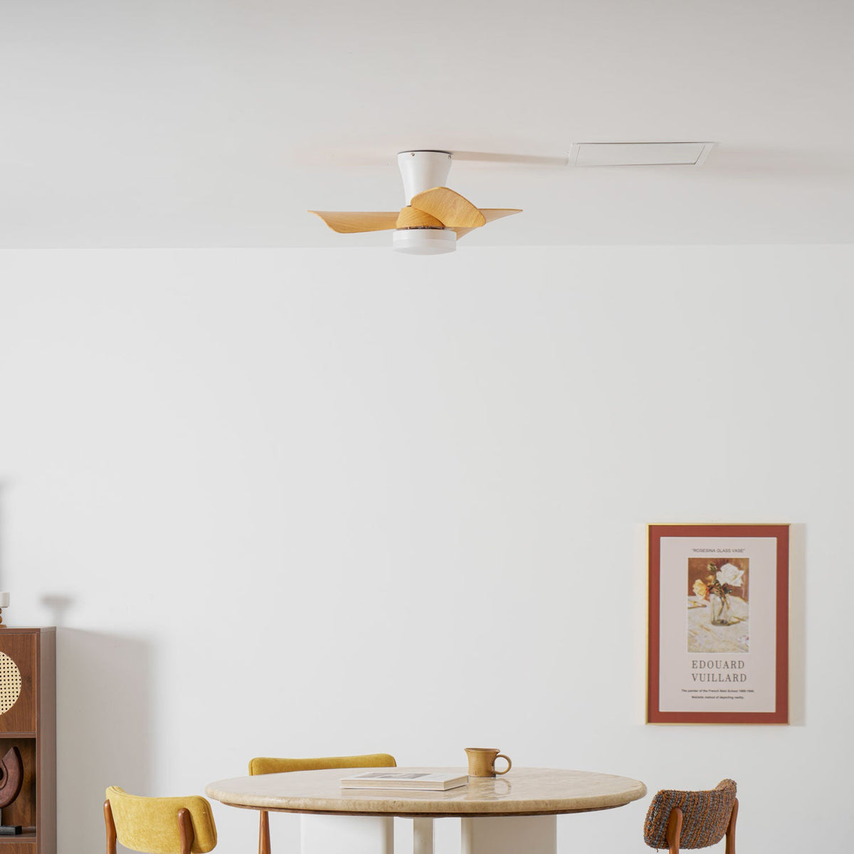 Ventilador de techo con luz Lirena en un dormitorio sereno – imagen 19