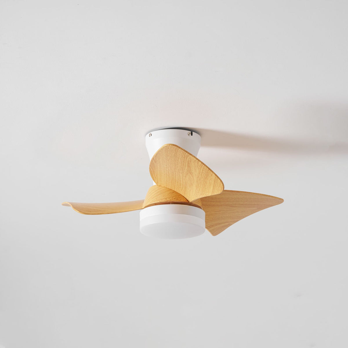 Ventilador de techo con luz Lirena en un dormitorio sereno – imagen 27