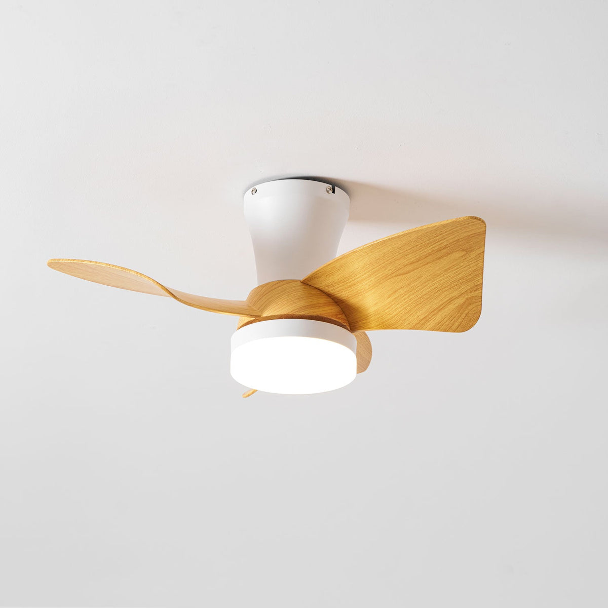 Ventilador de techo con luz Lirena en un dormitorio sereno – imagen 25