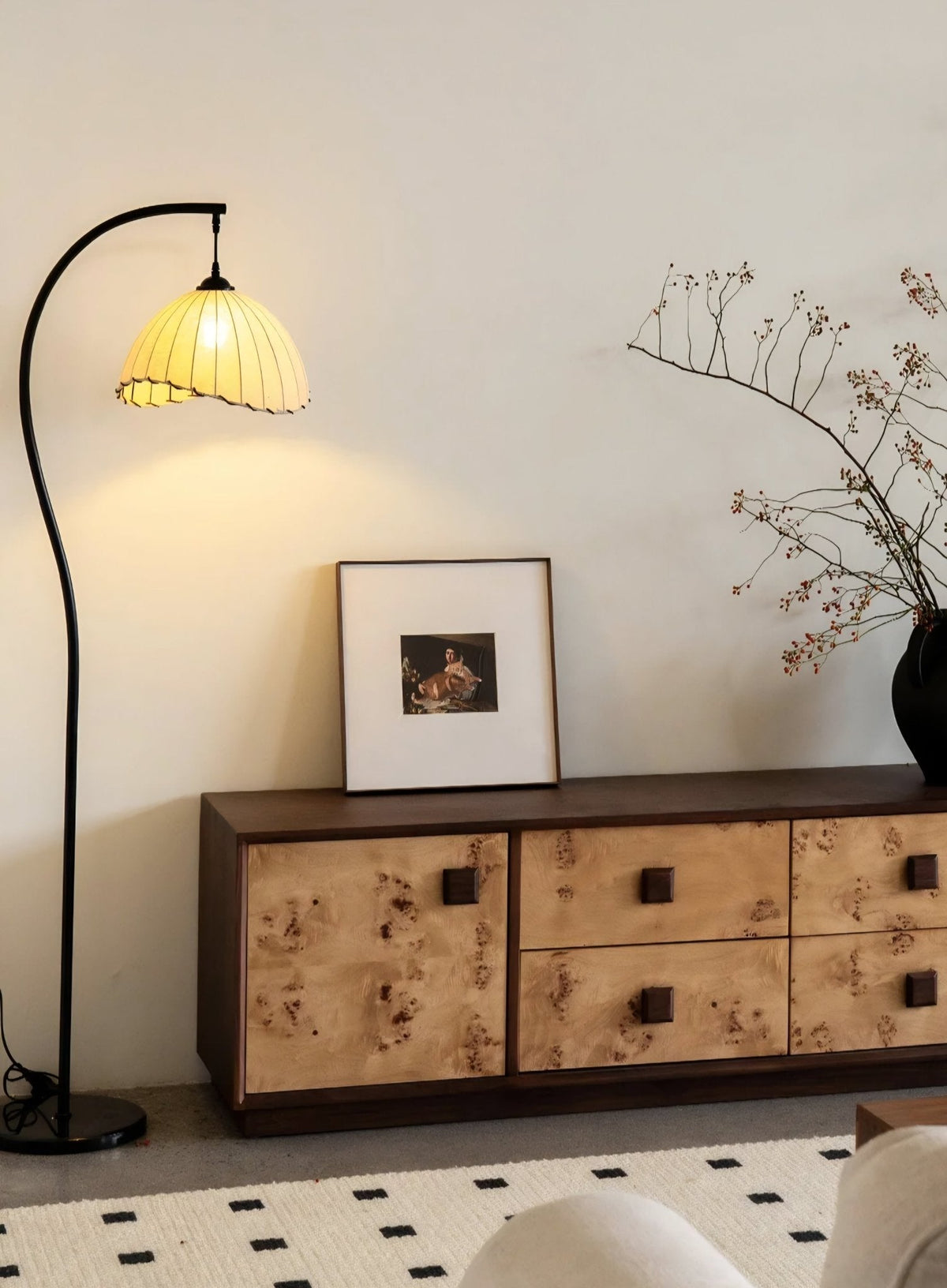 Lámpara de pie de arco Hilacia en un salón de estilo japandi – imagen 5