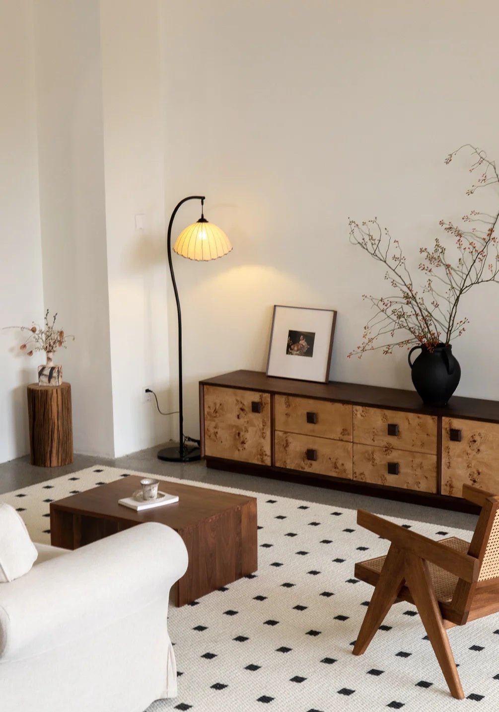 Lámpara de pie de arco Hilacia en un salón de estilo japandi – imagen 9