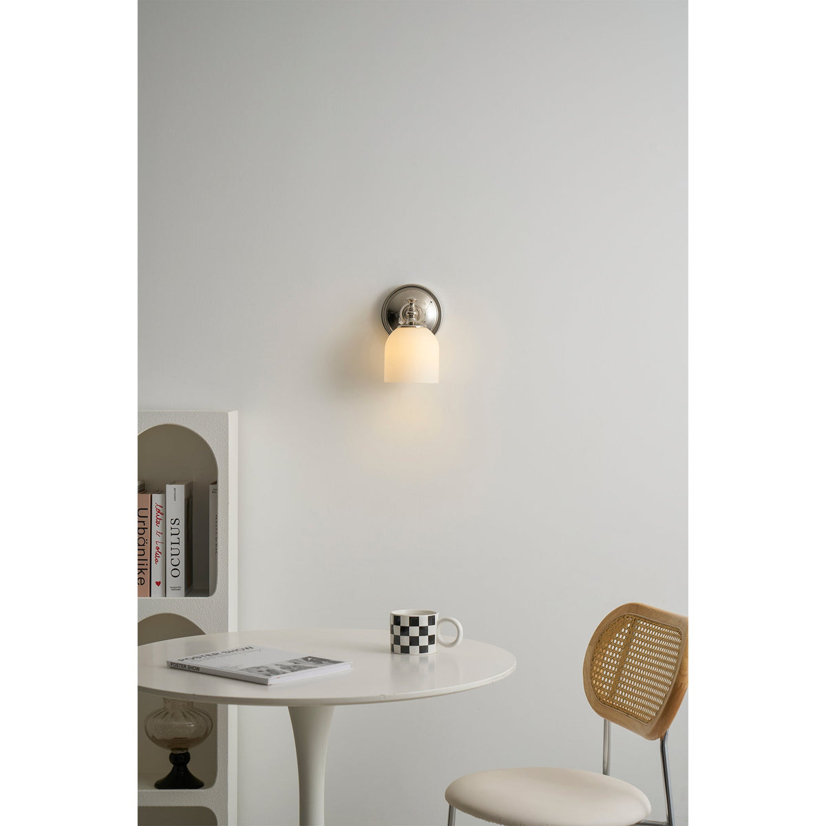 Aplique de pared clásico Campela sobre el espejo de un baño – imagen 14