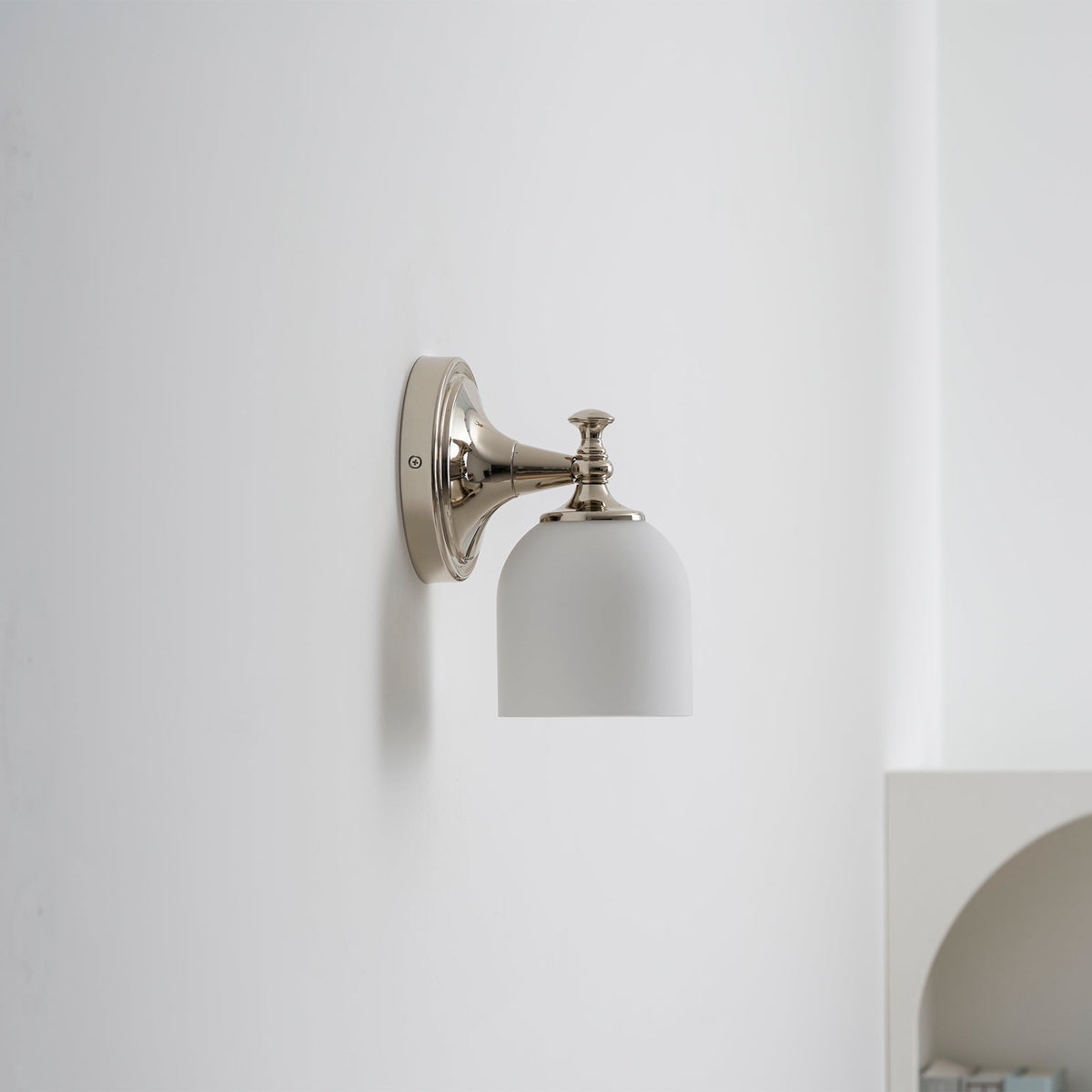 Aplique de pared clásico Campela sobre el espejo de un baño – imagen 16