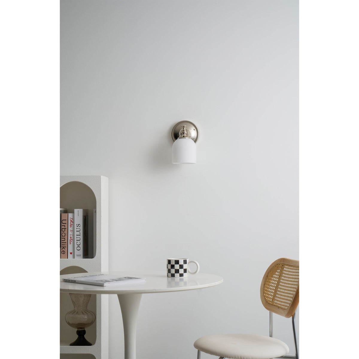 Aplique de pared clásico Campela sobre el espejo de un baño – imagen 17