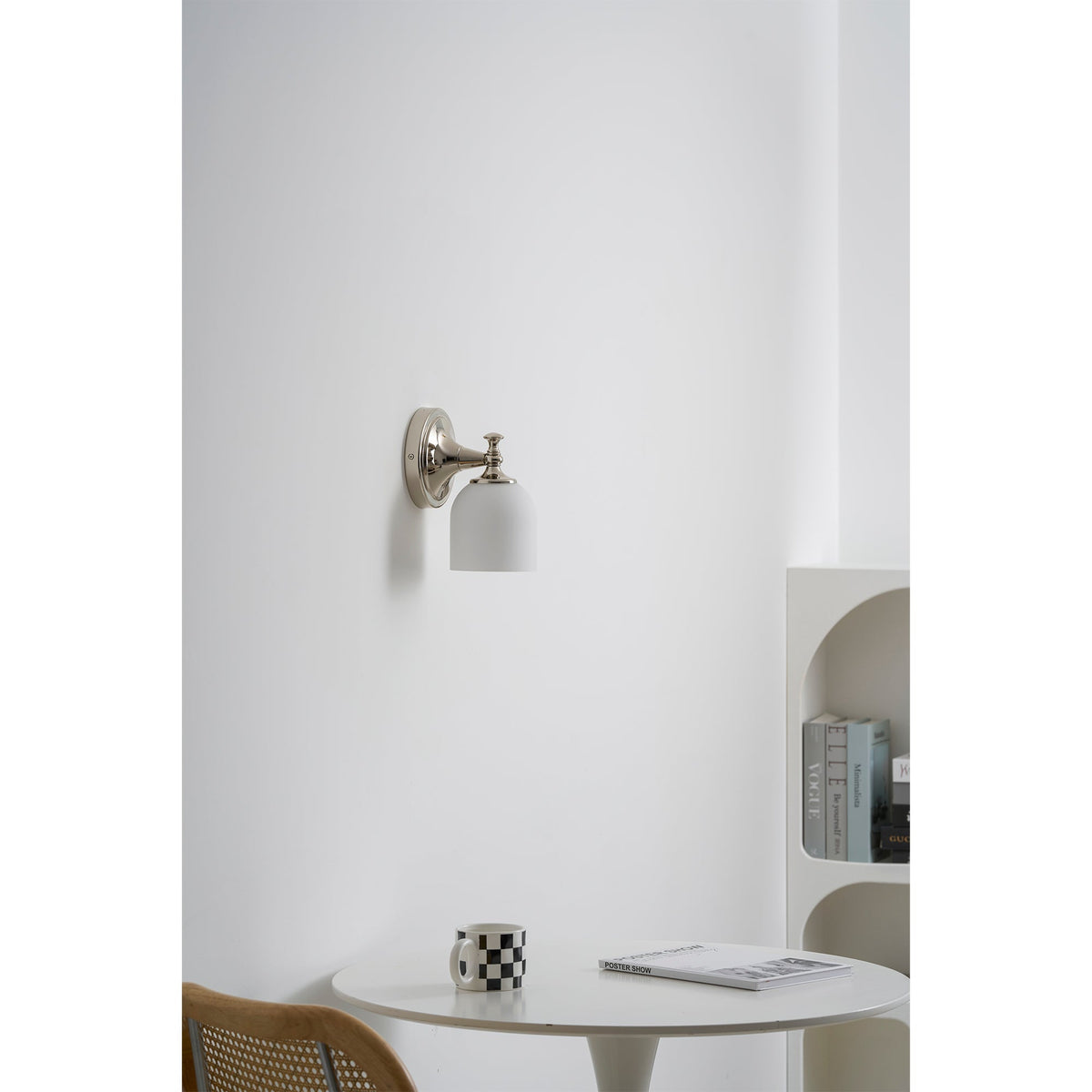 Aplique de pared clásico Campela sobre el espejo de un baño – imagen 15