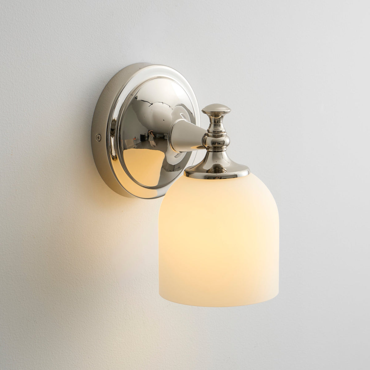 Aplique de pared clásico Campela sobre el espejo de un baño – imagen 57