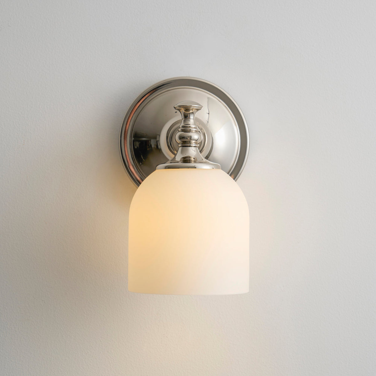 Aplique de pared clásico Campela sobre el espejo de un baño – imagen 58