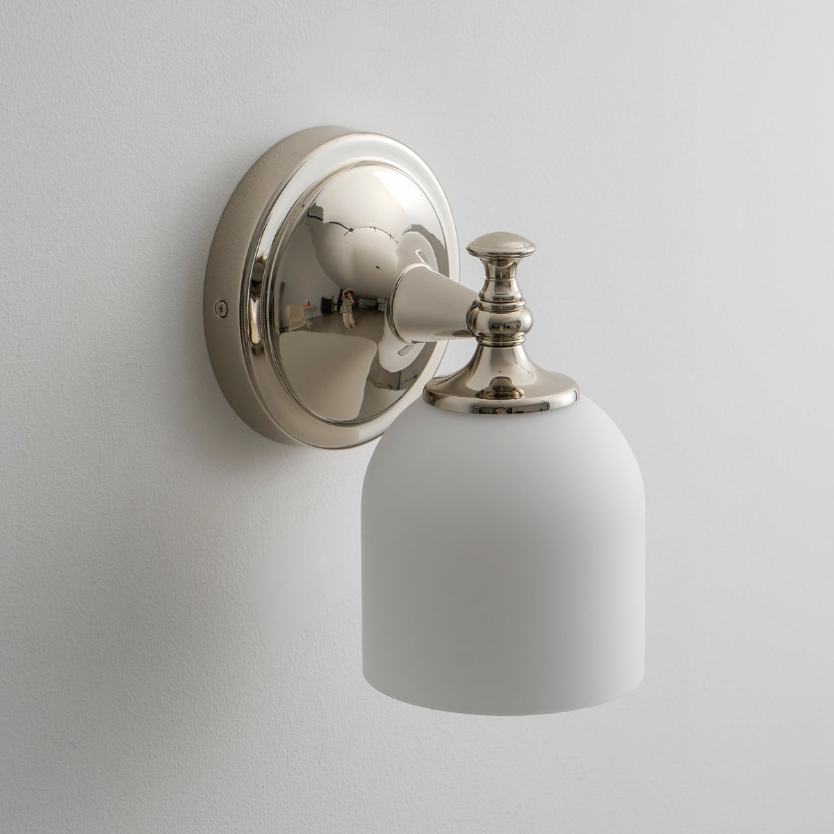 Aplique de pared clásico Campela sobre el espejo de un baño – imagen 61
