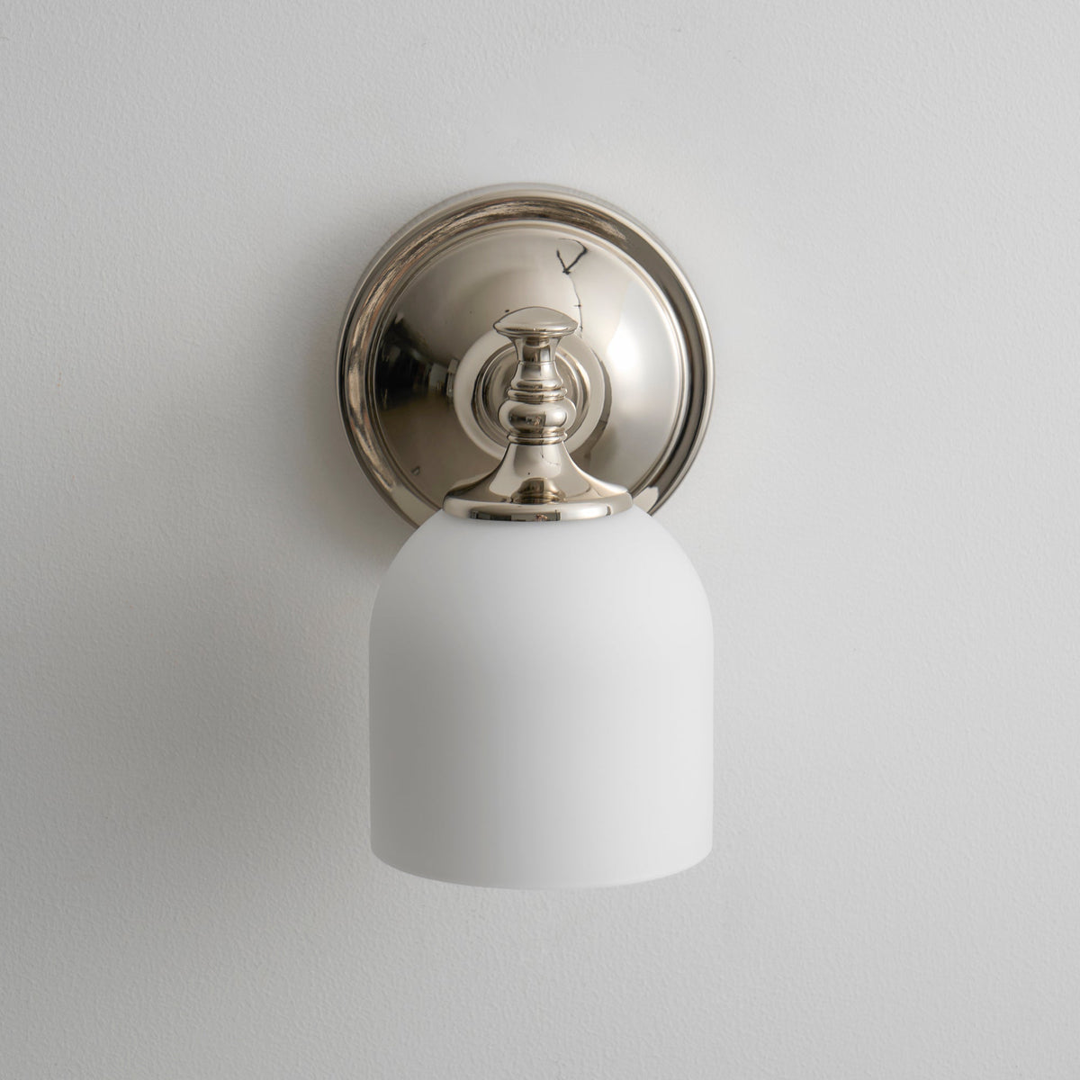Aplique de pared clásico Campela sobre el espejo de un baño – imagen 62