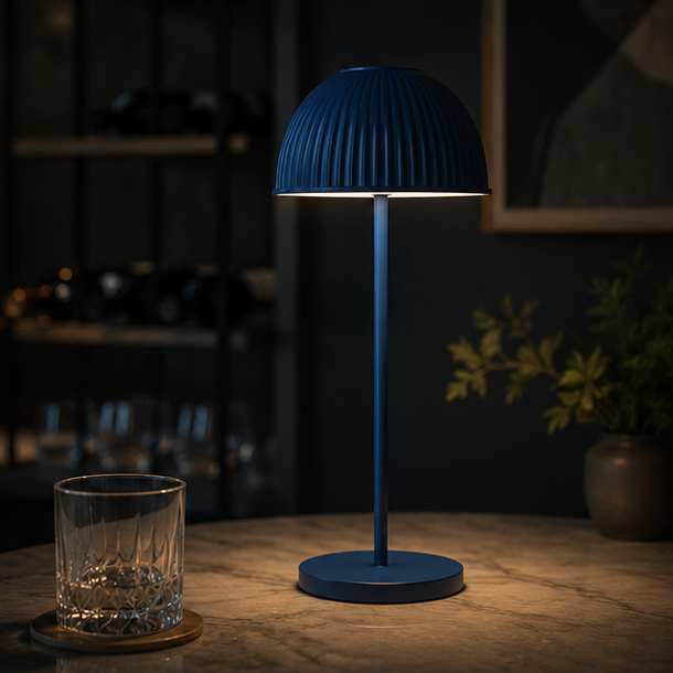 Lámpara de mesa inalámbrica con cúpula acanalada Quelina en un salón moderno – imagen 9