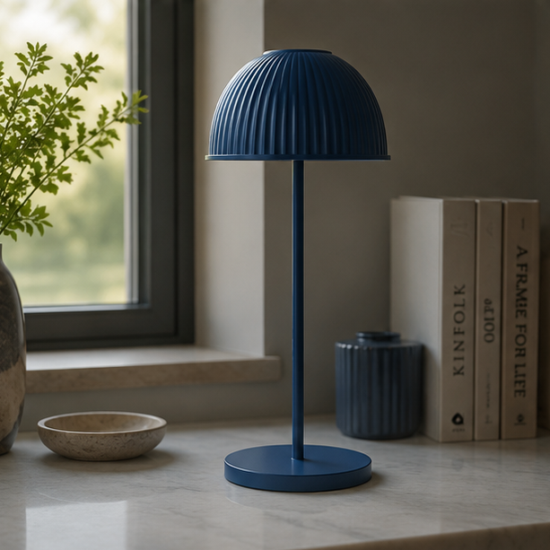 Lámpara de mesa inalámbrica con cúpula acanalada Quelina en un salón moderno – imagen 5