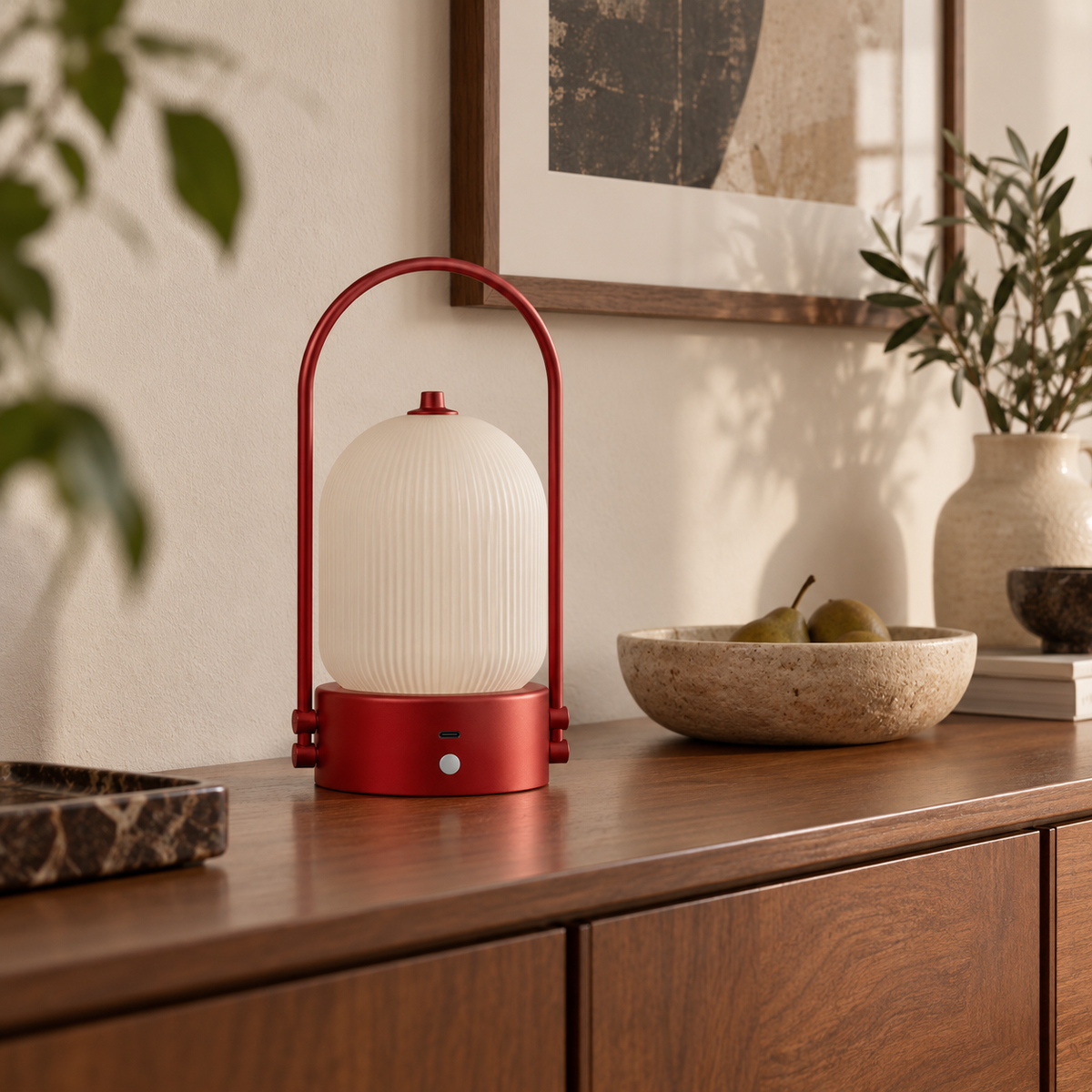 Lámpara de mesa inalámbrica Surcola – en rojo sobre un aparador de madera
