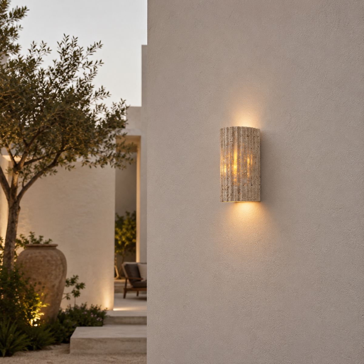 Aplique de pared de travertino Ilmena – en una fachada exterior