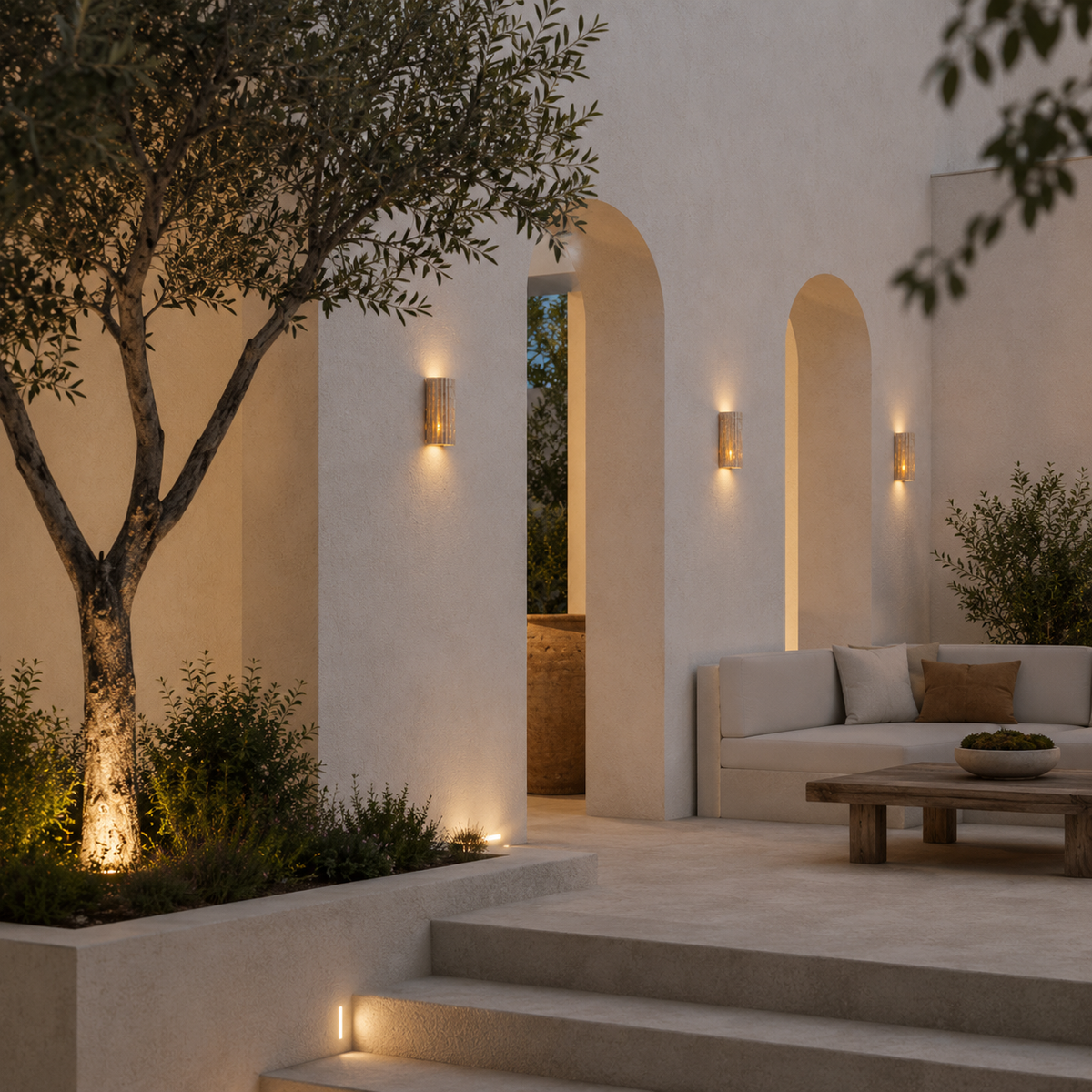 Aplique de pared de travertino Ilmena – en un patio con olivo