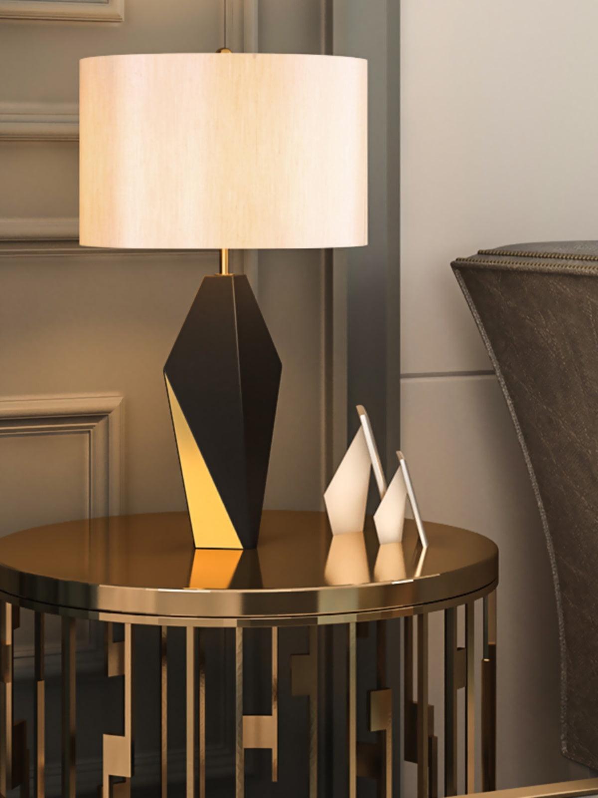 Lámpara de mesa moderna Kanto sobre un aparador del salón – imagen 5