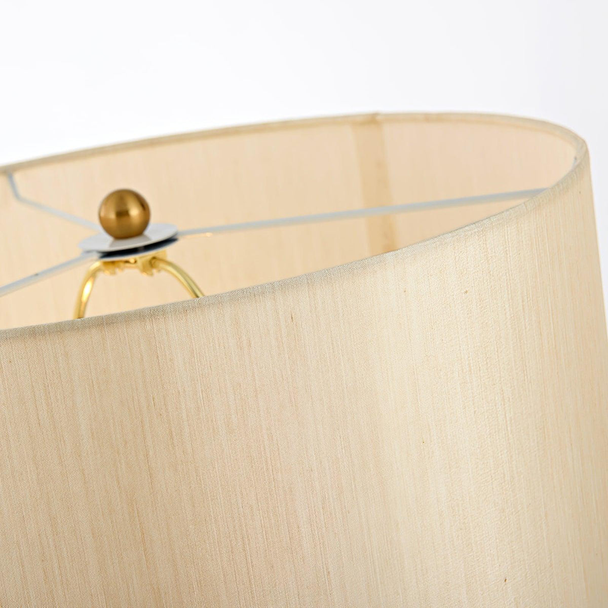 Lámpara de mesa moderna Kanto sobre un aparador del salón – imagen 9