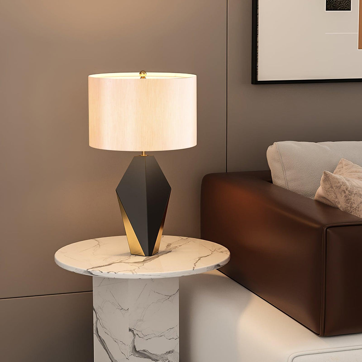 Lámpara de mesa moderna Kanto sobre un aparador del salón – imagen 13
