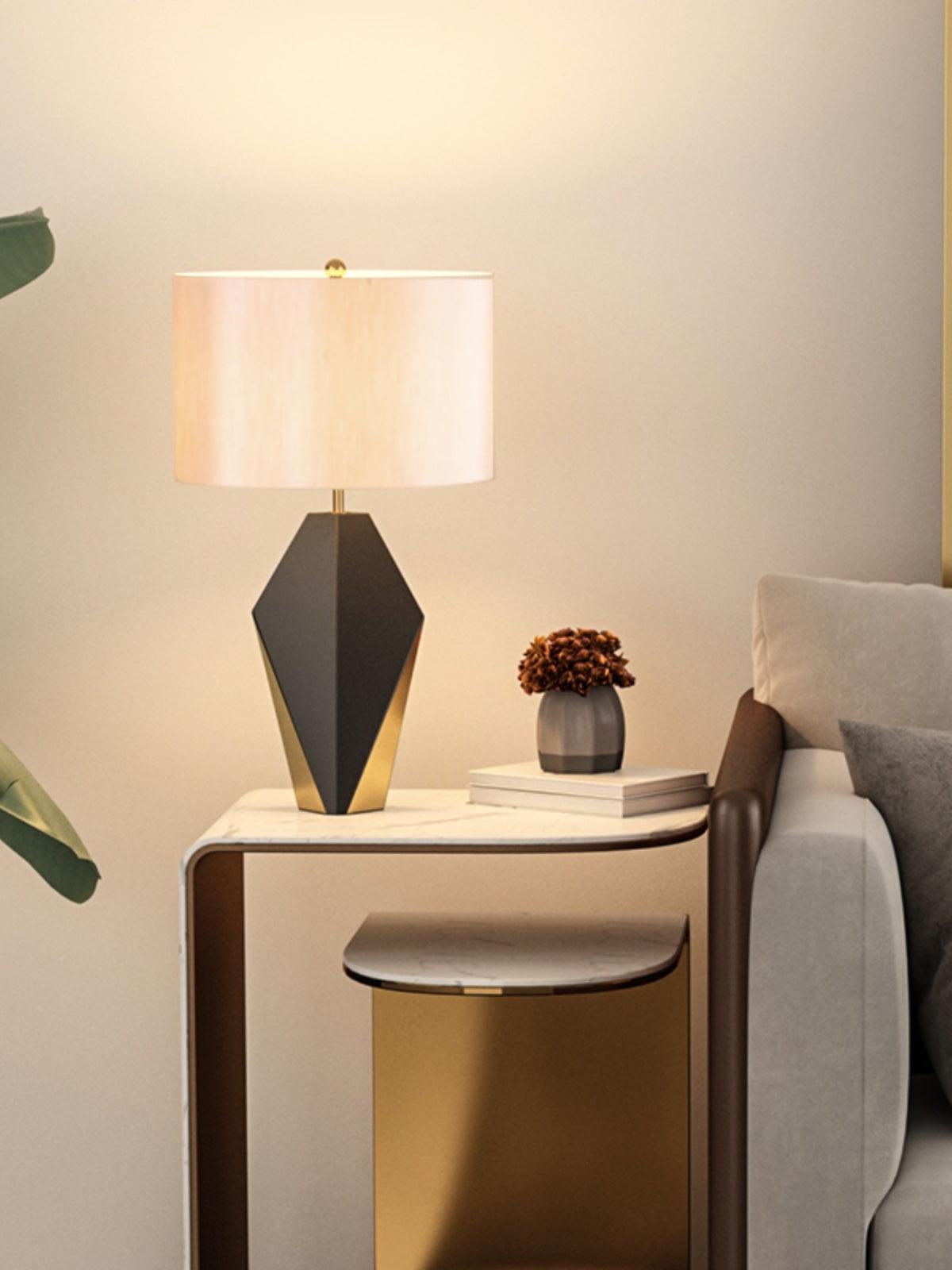 Lámpara de mesa moderna Kanto sobre un aparador del salón – imagen 3