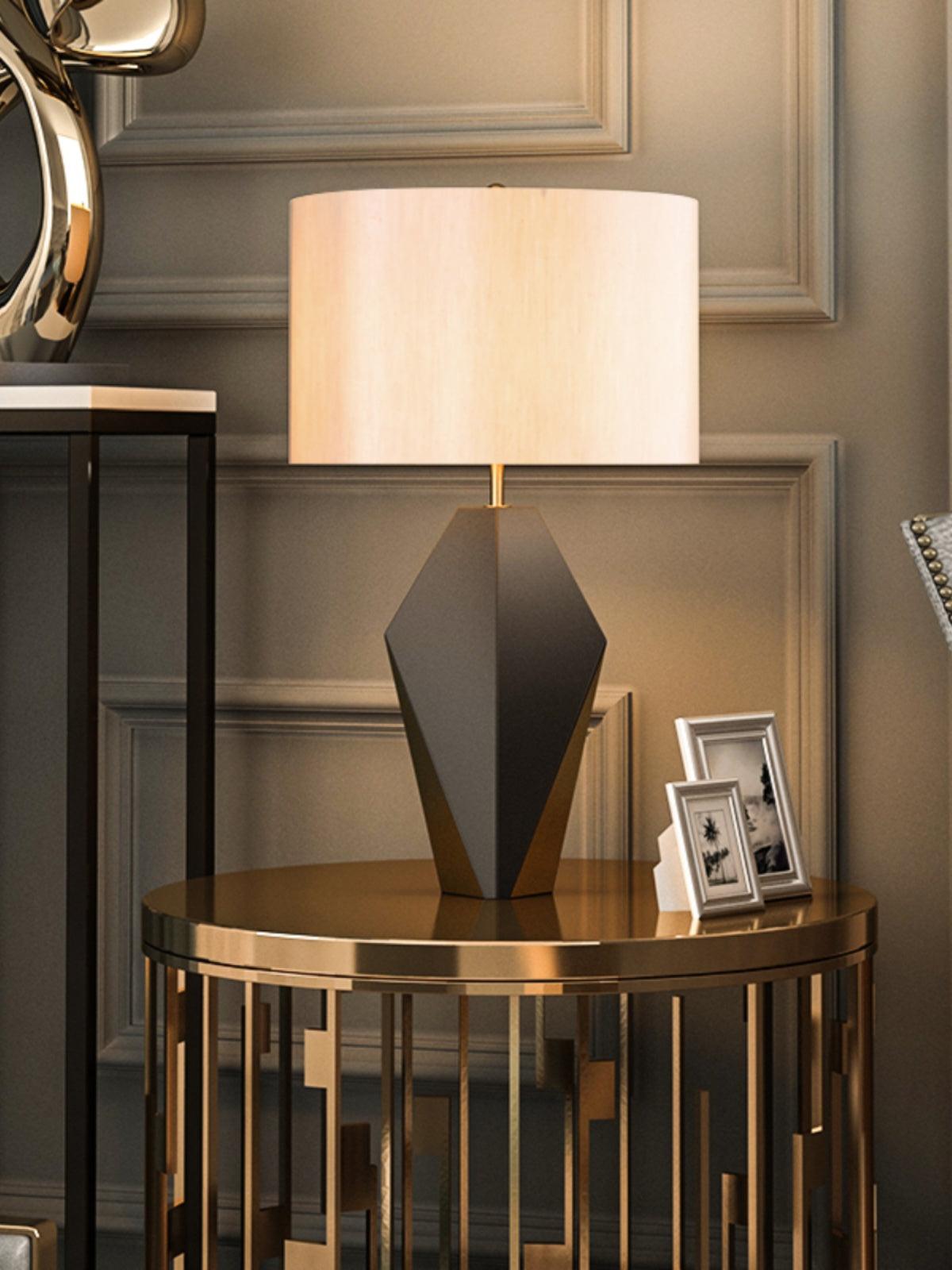 Lámpara de mesa moderna Kanto sobre un aparador del salón – imagen 12