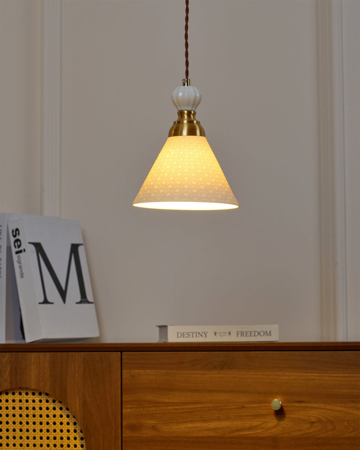 Lámpara colgante de cerámica blanca Fiorela sobre una mesa de comedor – imagen 21