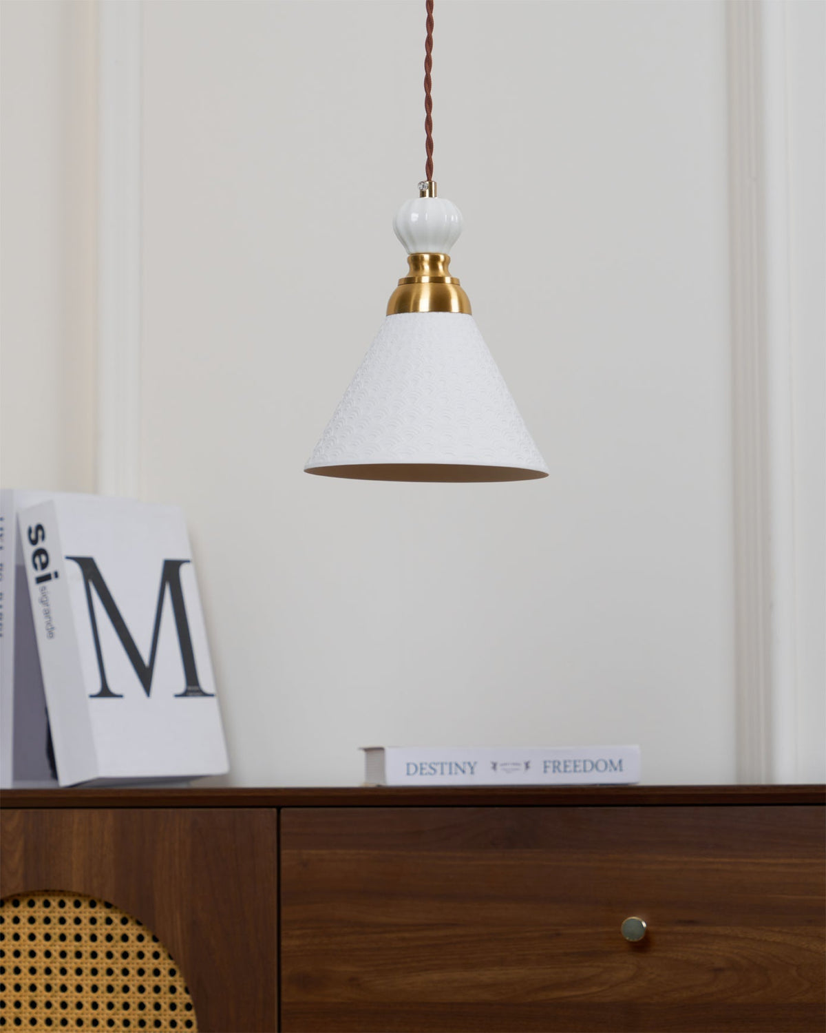 Lámpara colgante de cerámica blanca Fiorela sobre una mesa de comedor – imagen 22