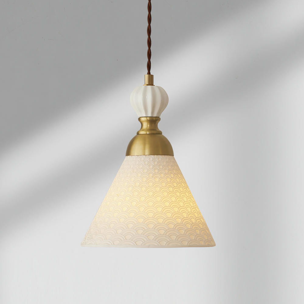 Lámpara colgante de cerámica blanca Fiorela – pantalla cónica con relieve de escamas encendida