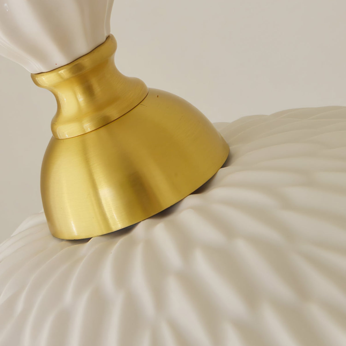 Lámpara colgante de cerámica blanca Fiorela sobre una mesa de comedor – imagen 11