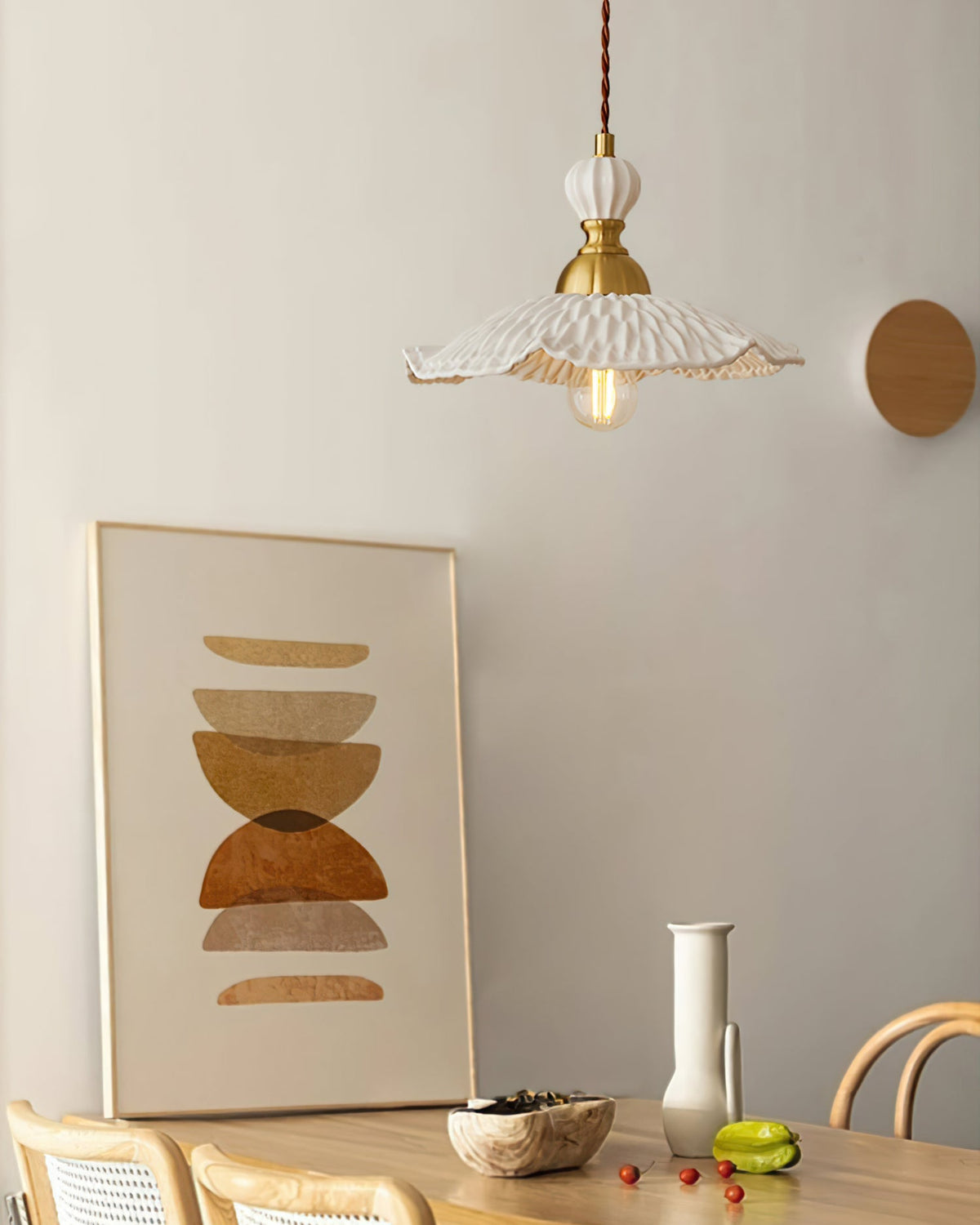 Lámpara colgante de cerámica blanca Fiorela sobre una mesa de comedor – imagen 16