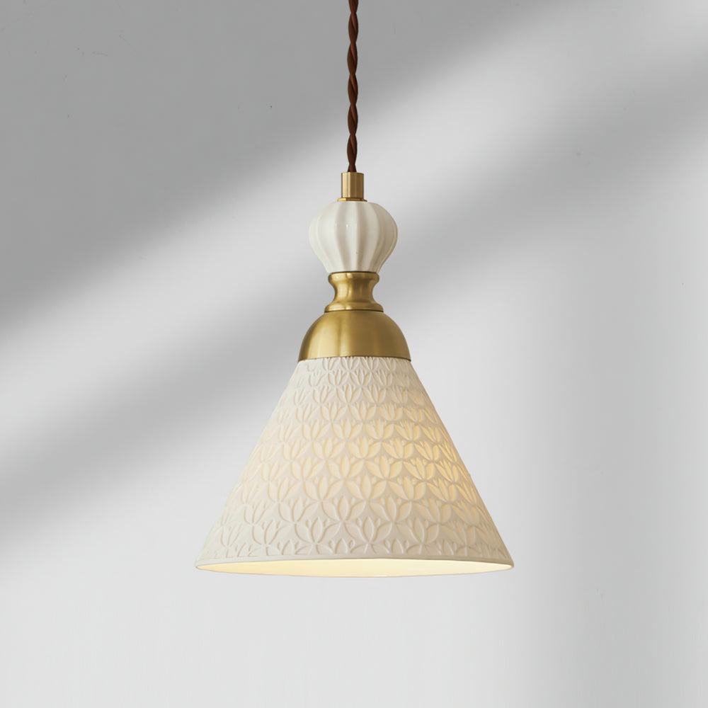 Lámpara colgante de cerámica blanca Fiorela – pantalla cónica con relieve geométrico