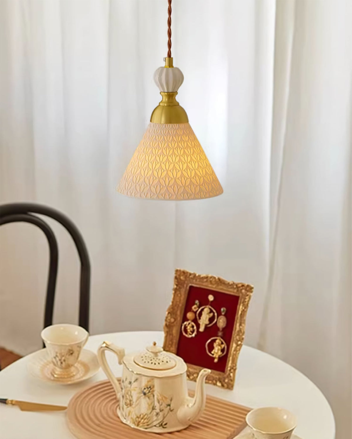 Lámpara colgante de cerámica blanca Fiorela sobre una mesa de comedor – imagen 9