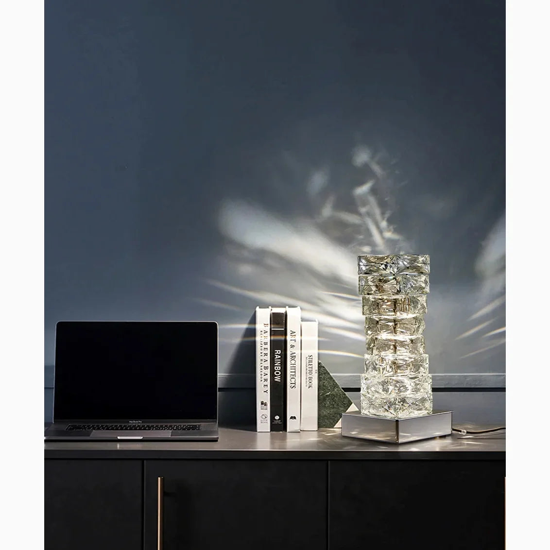 Lámpara de mesa de cristal Edria – luz blanca fría junto a un escritorio