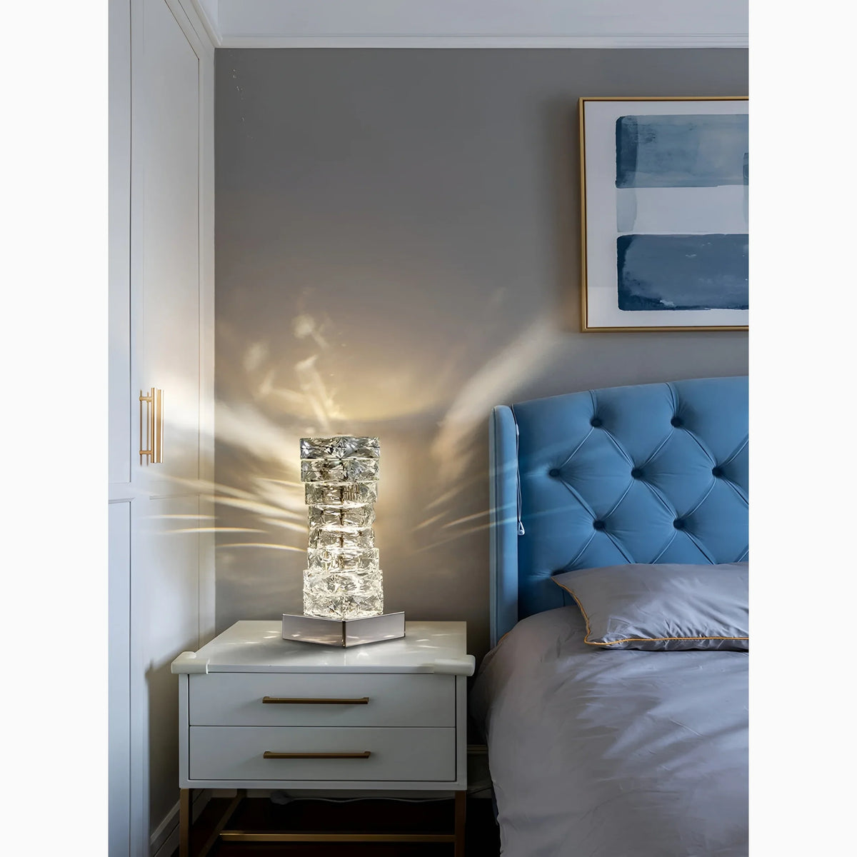Lámpara de mesa de cristal Edria – luz blanca cálida en una mesita de noche