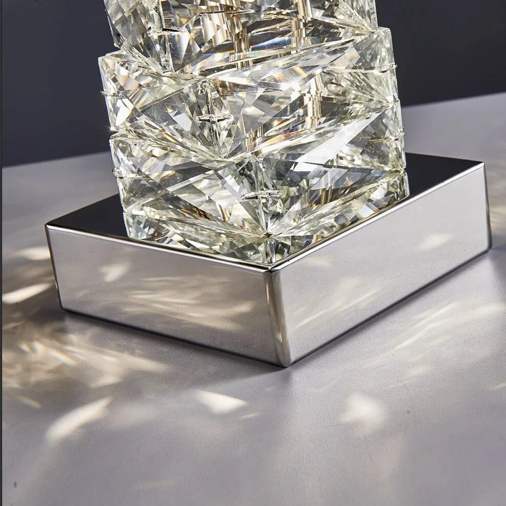 Lámpara de mesa de cristal Edria en un dormitorio elegante – imagen 6