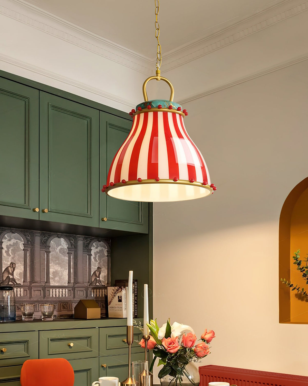 Lámpara colgante de cristal a rayas Feriana – en una cocina verde