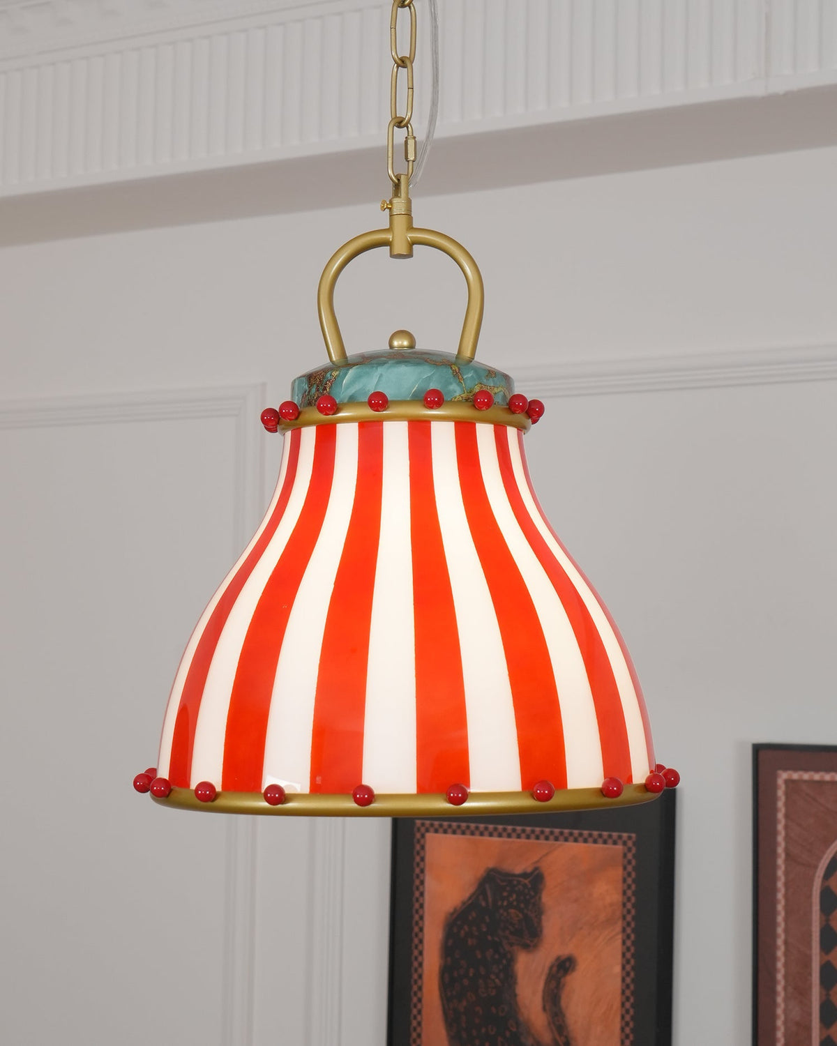 Lámpara colgante de cristal a rayas Feriana sobre una mesa de comedor – imagen 9