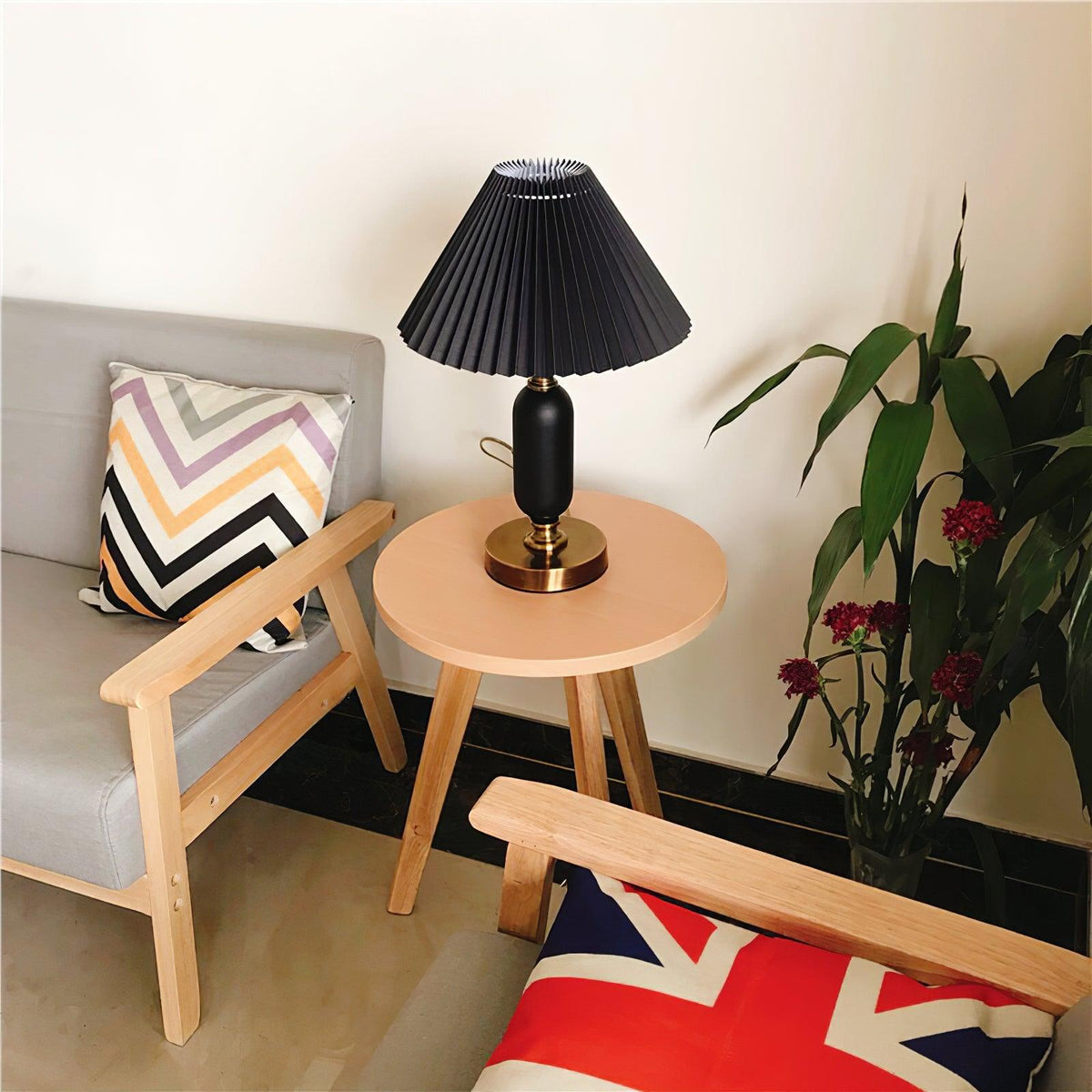 Lámpara de mesa vintage Rufela – pantalla negra junto a un sillón