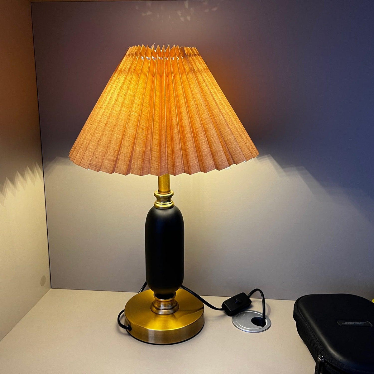 Lámpara de mesa vintage Rufela – encendida con luz cálida