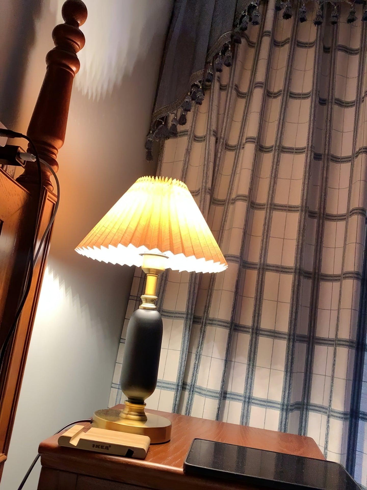 Lámpara de mesa vintage Rufela – encendida junto a la ventana
