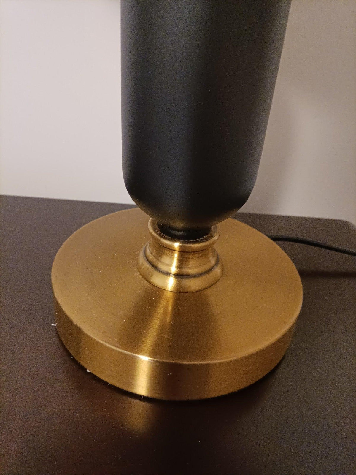 Lámpara de mesa vintage Rufela – detalle de la base dorada