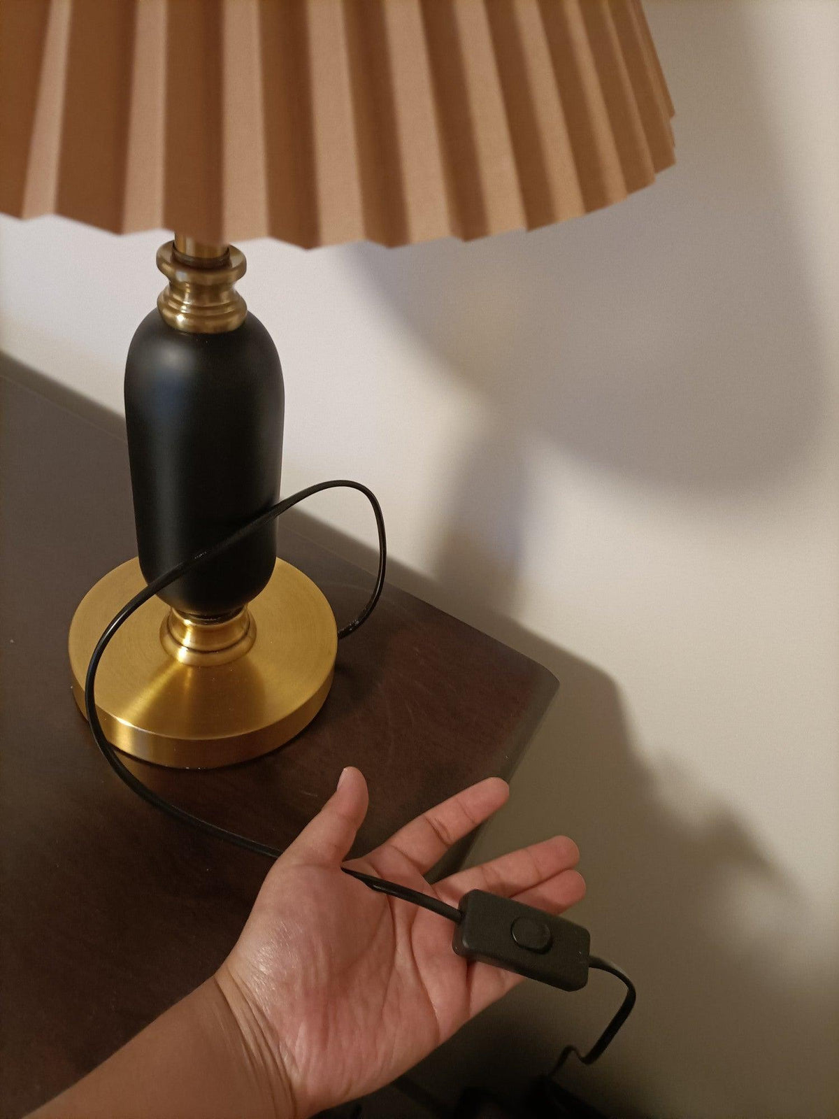 Lámpara de mesa vintage Rufela – detalle del interruptor del cable
