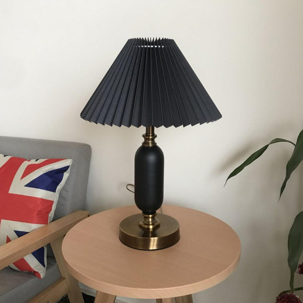 Lámpara de mesa vintage Rufela – pantalla negra en un salón