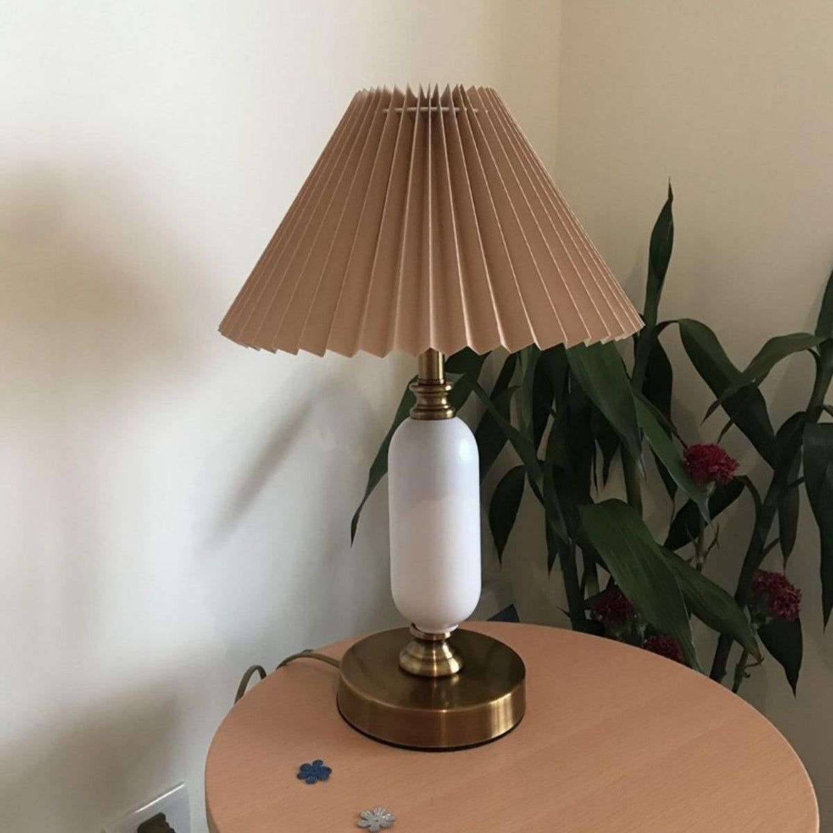 Lámpara de mesa vintage Rufela – pie blanco junto a una planta