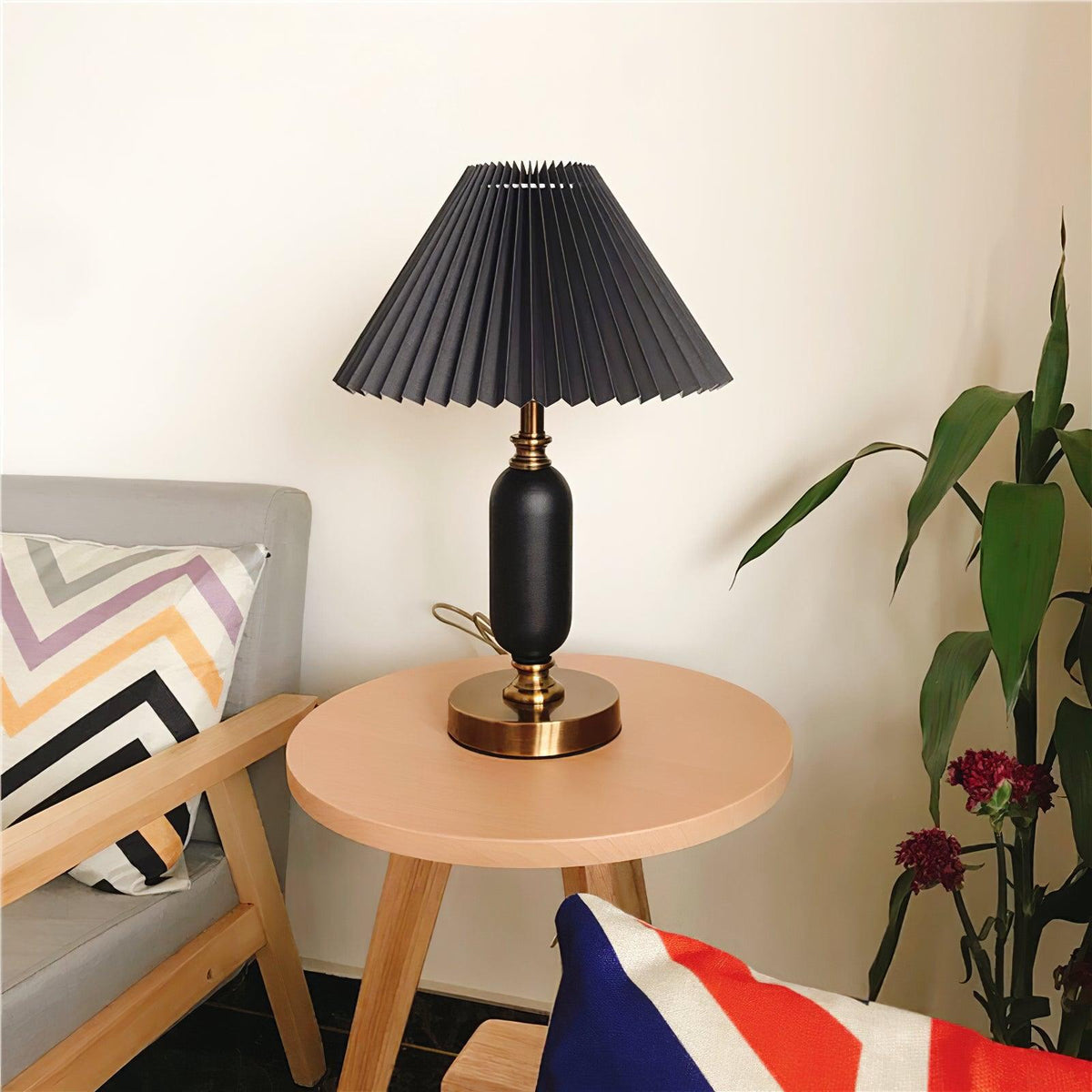 Lámpara de mesa vintage Rufela – pantalla negra sobre una mesa auxiliar