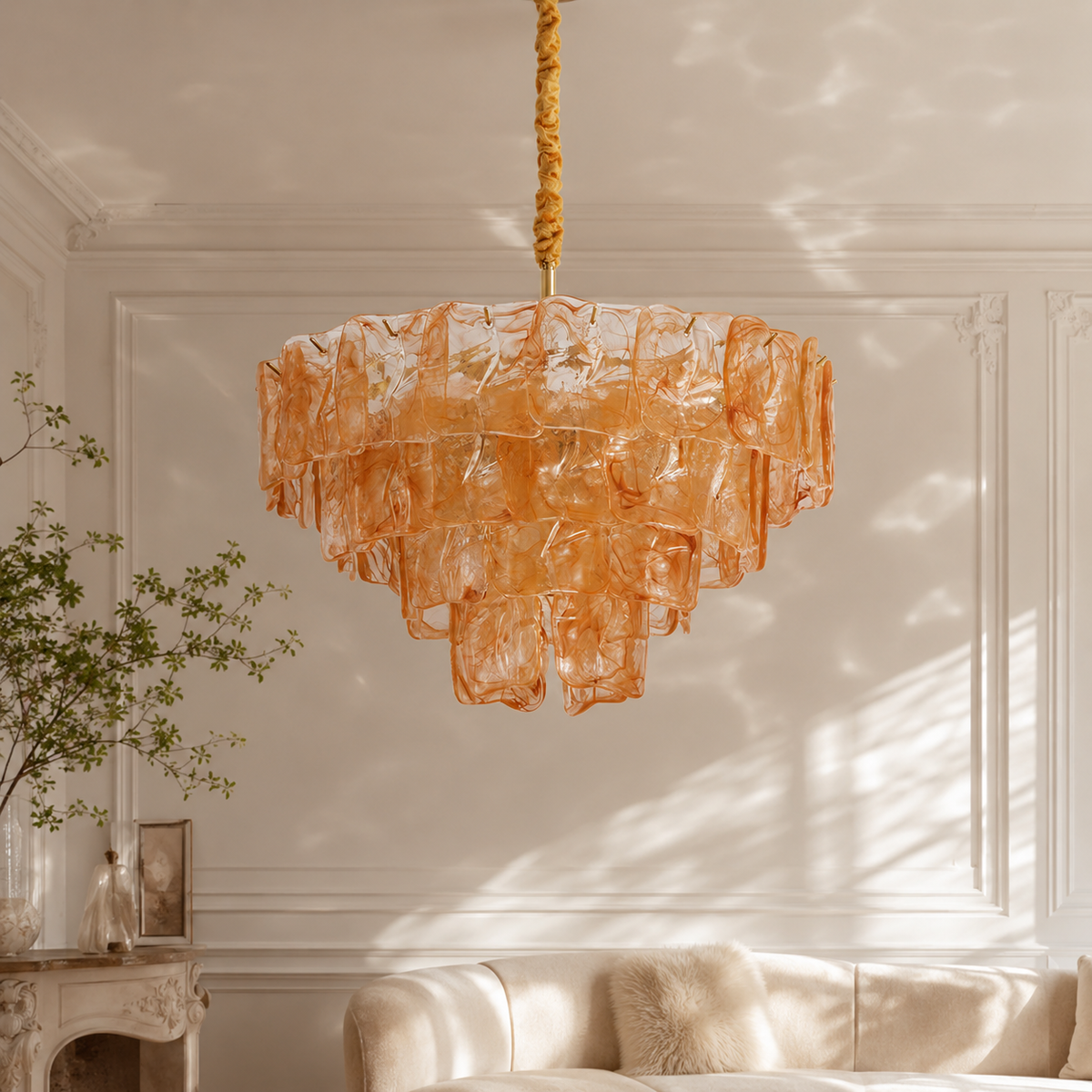 Lámpara de araña de cristal Ambeli – en ámbar en un salón clásico con molduras