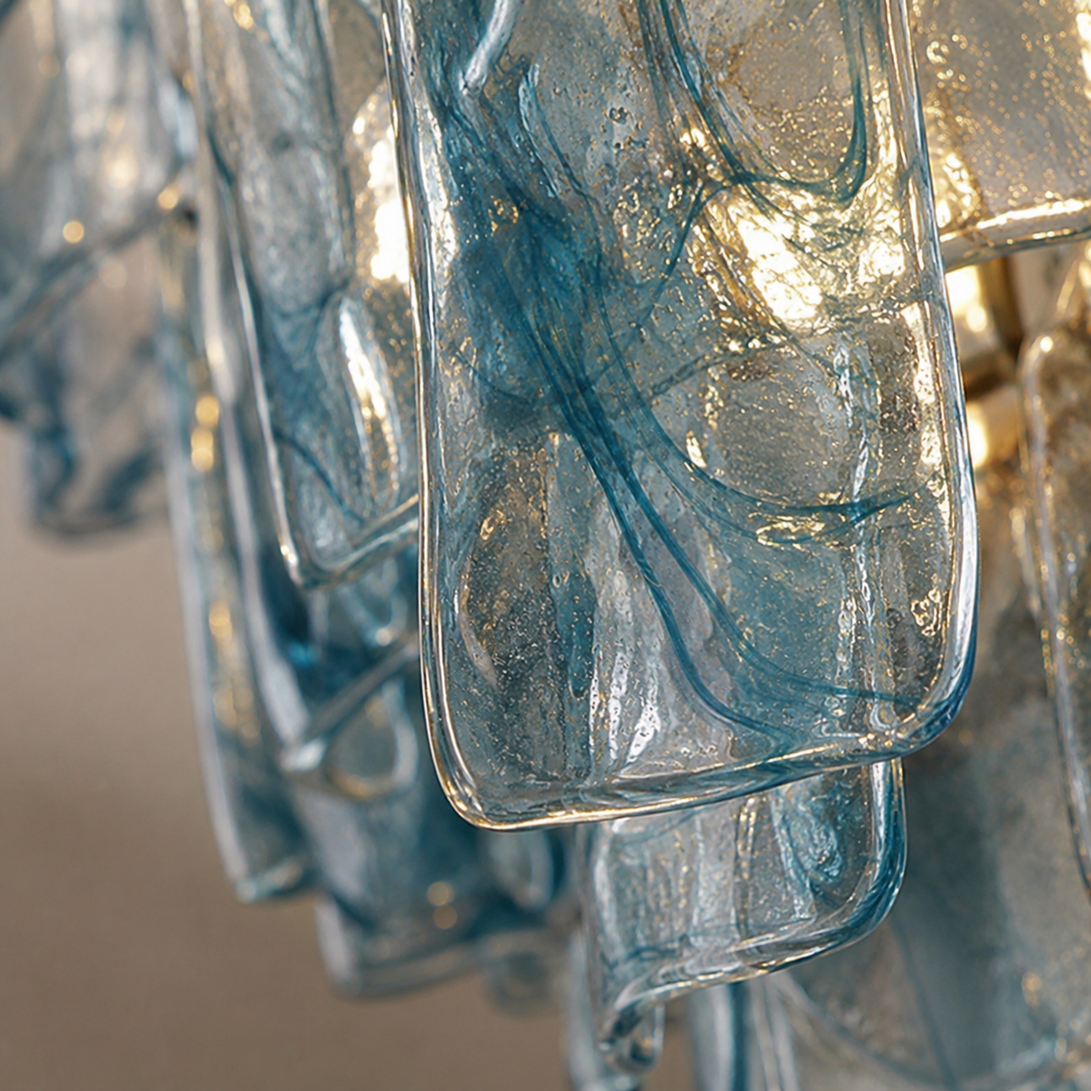 Lámpara de araña de cristal Ambeli – detalle de las placas de cristal azul texturizado